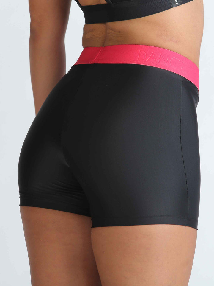 Short de danse rosa vif taille basse - détail de la bande élastique