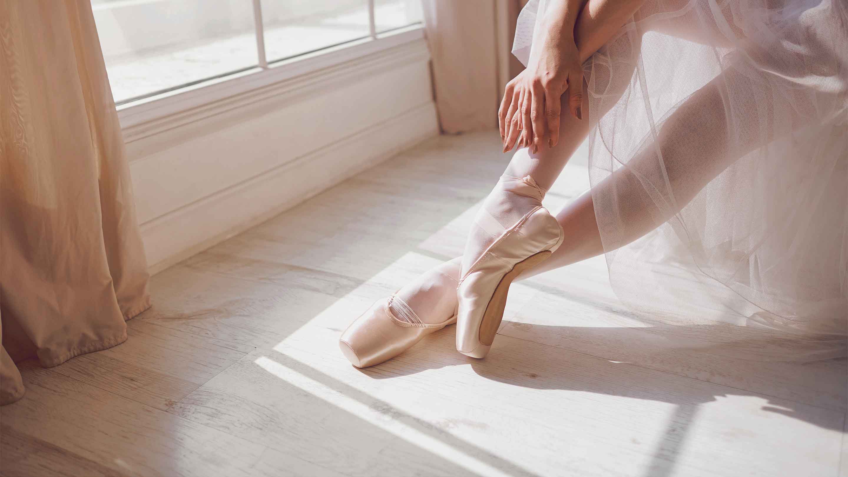 Balletttänzerin auf Spitze mit Tüllrock, als Illustration der Damen-Ballettröcke-Kollektion von Sway.
