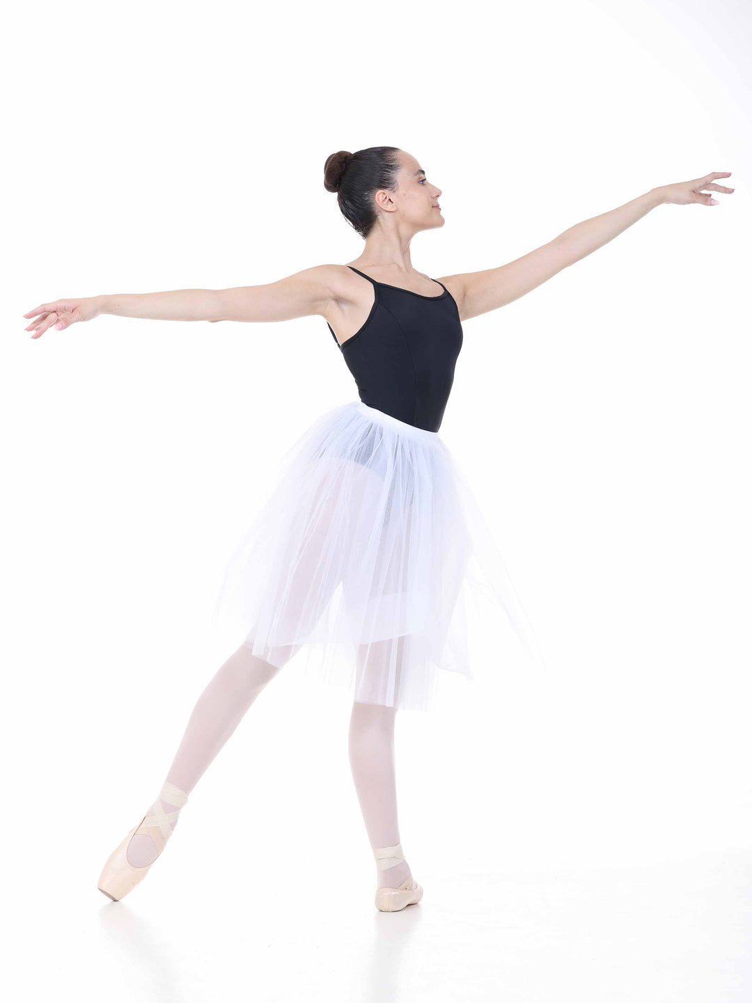 Danseuse portant un tutu romantique blanco – falda fluido y aérienne en tul doux.