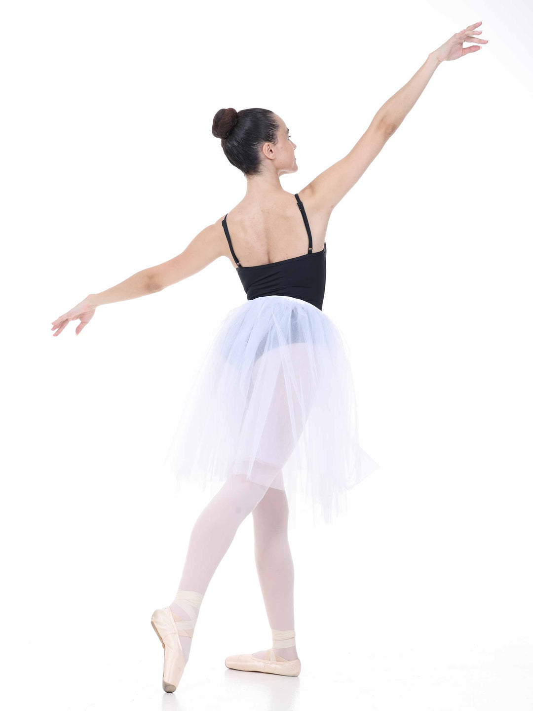 Ballerine en tutu blanco mi-long – movimiento gracieux y silhouette de ballet.