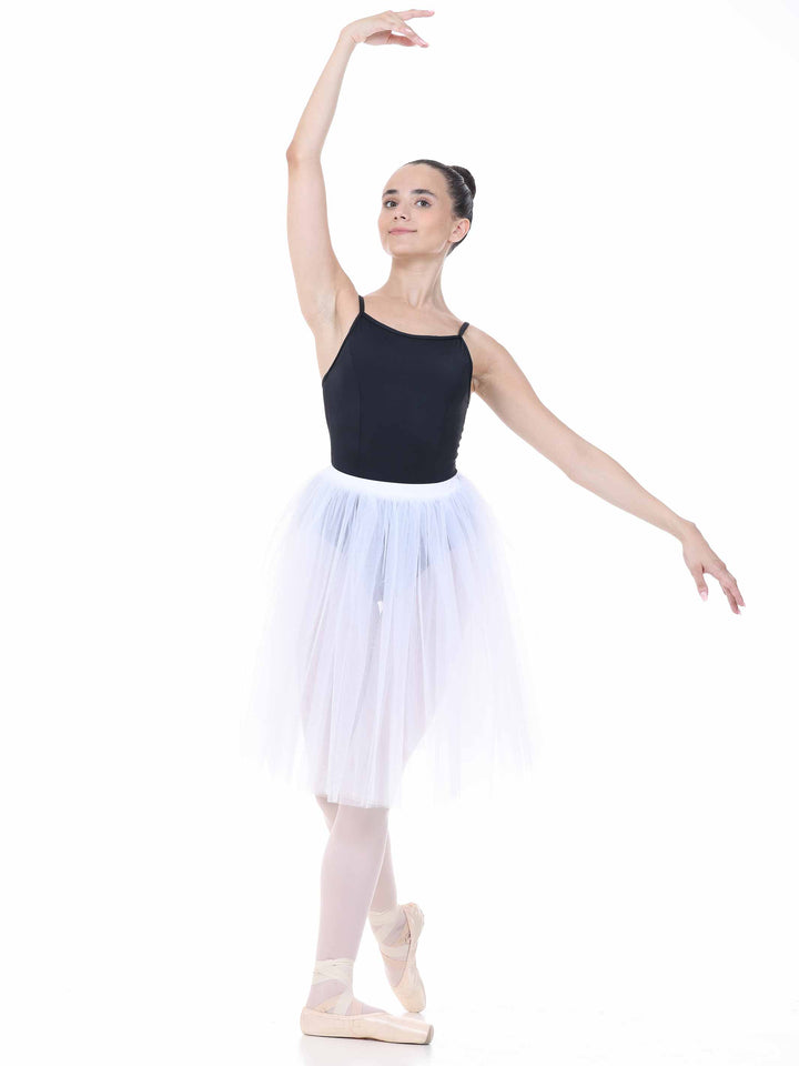Pose artistique en tutu romantique blanco – tenue raffinée para répétitions y escenario.
