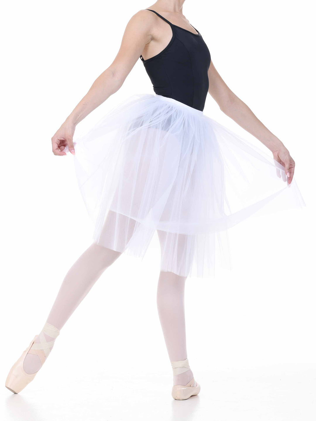 Falda tutu longue en tul blanco portée par une bailarina – style romantique y intemporel.