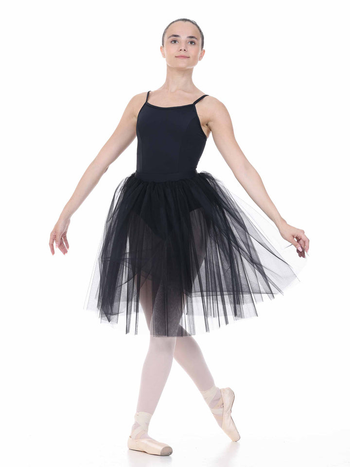 Ballerine portant un tutu romantique negro à bretelles fines – tenue elegante para ballet.