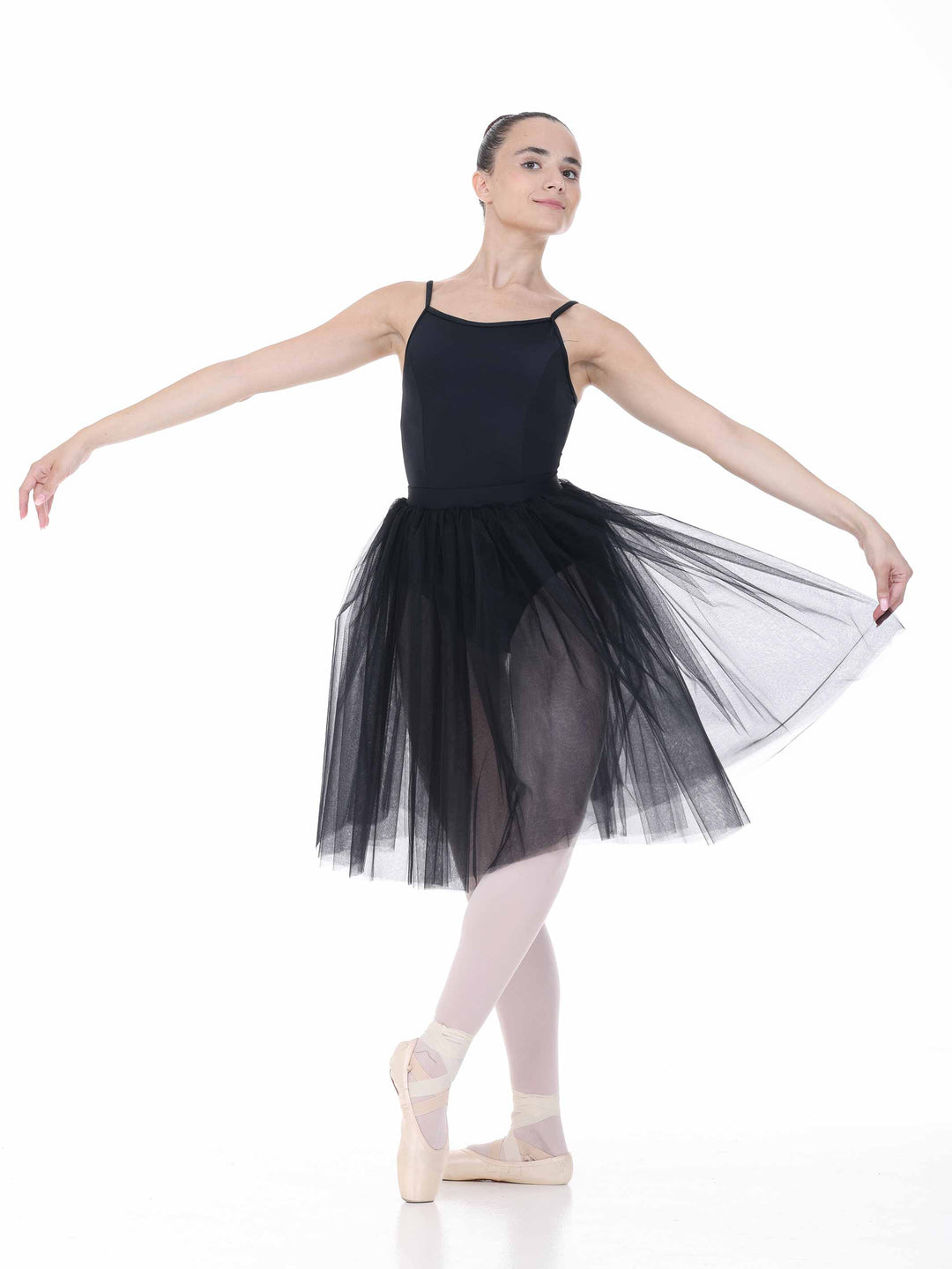 Danseuse en tutu negro mi-long, silhouette gracieuse – tenue de ballet para mujer.