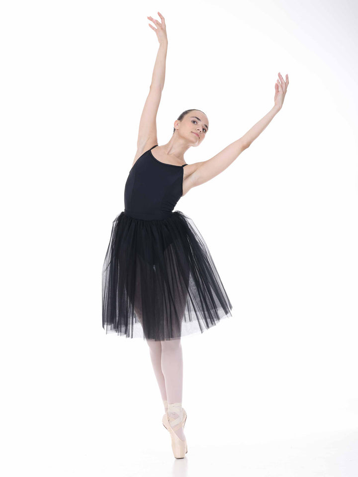 Pose artistique en tutu romantique negro – vestido de ballet fluido y féminine.