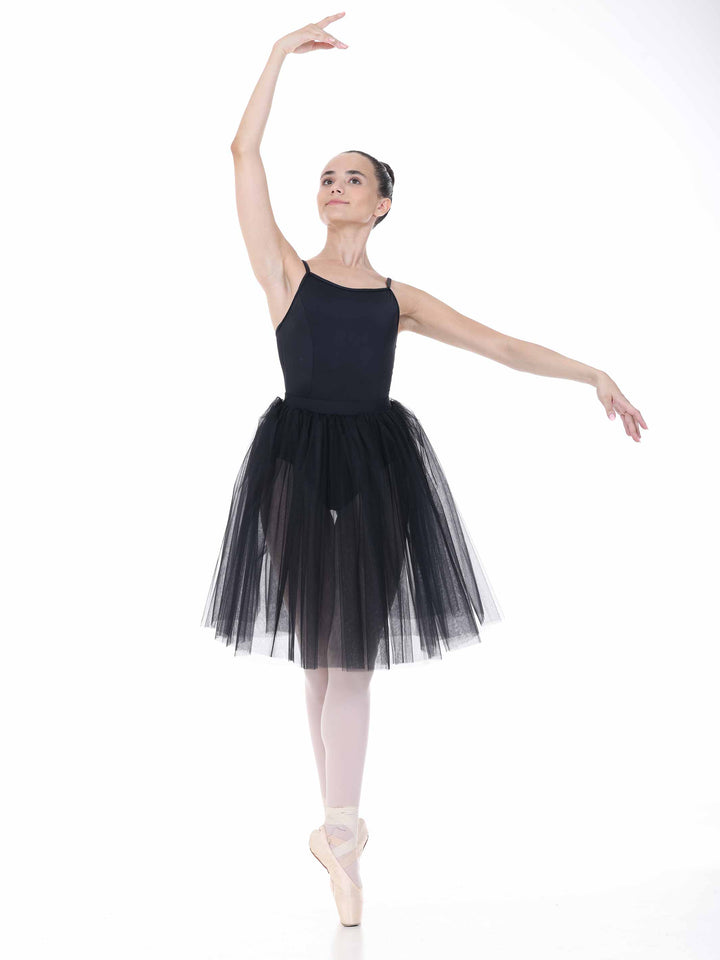 Tutú negro long de style romantique porté par une bailarina en pointes – movimiento elegante.