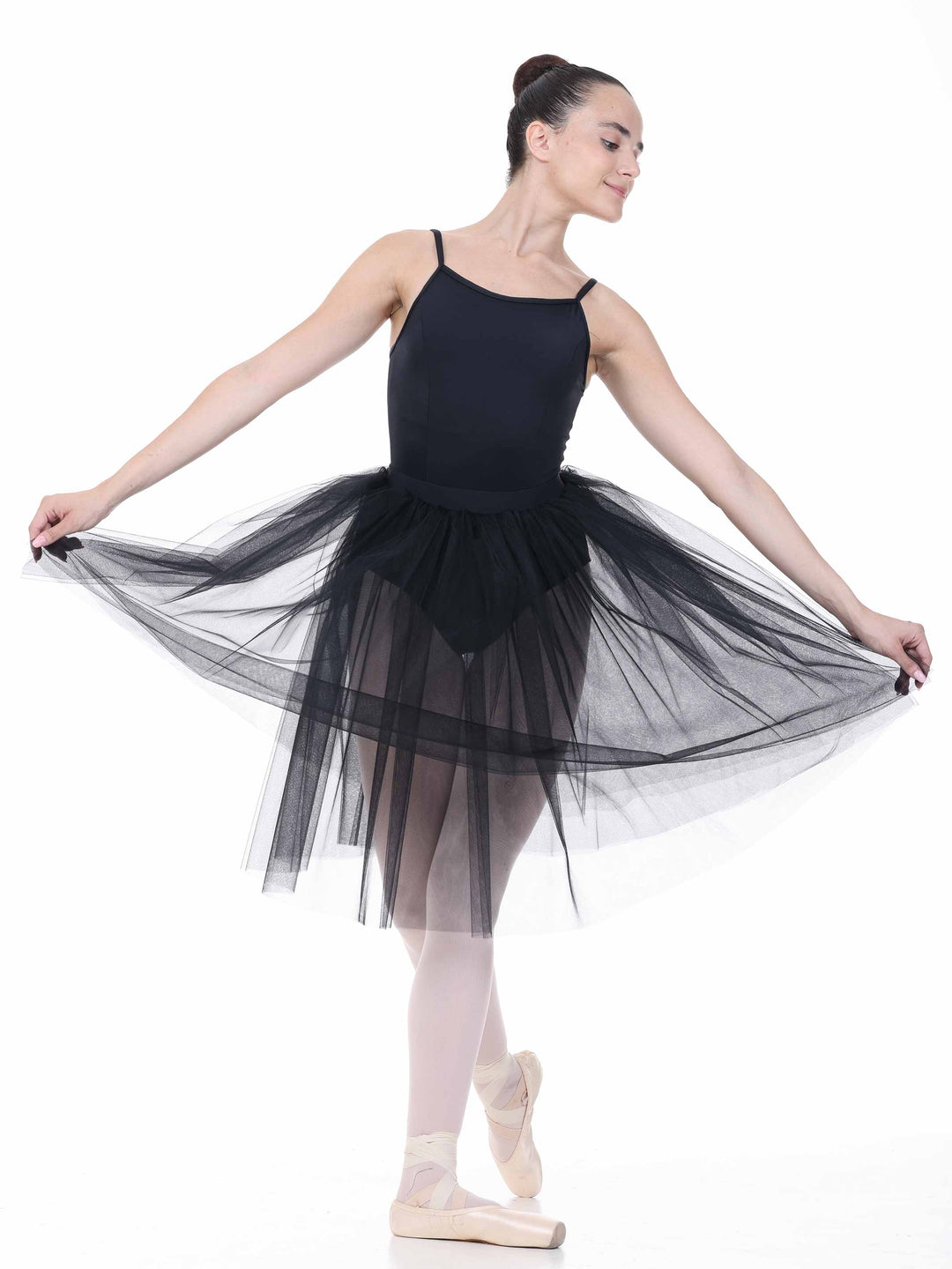 Danseuse classique en tutu negro en tul, posant dans une position de ballet – look romantique.